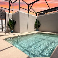 7 miles to Disney, private pool + lazy river
